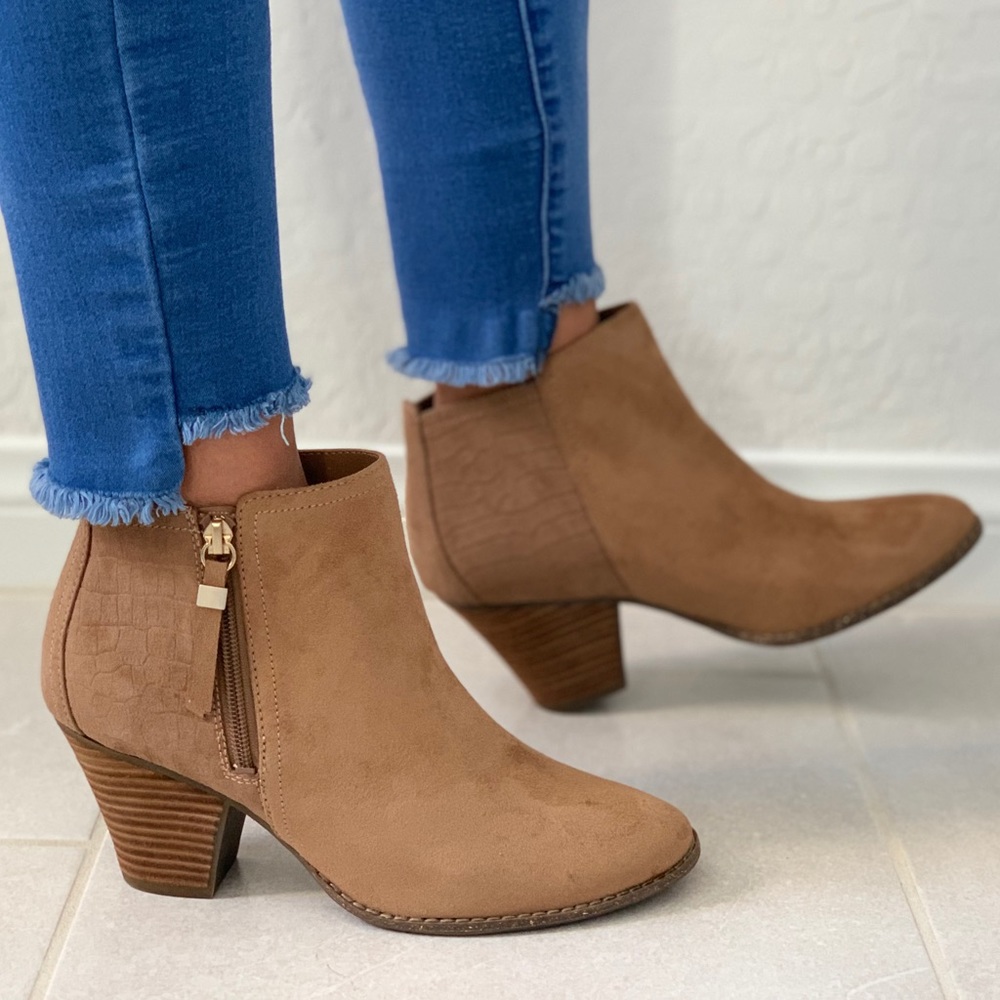 Tan Snake Print Heel Pointy Toe Chic Ankle Bootie - Picture 3 of 6